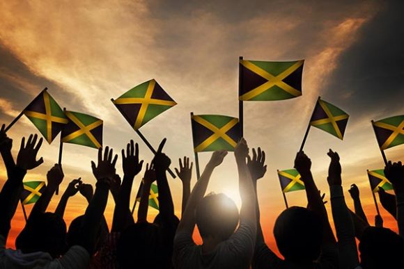 Gente con banderas de Jamaica
