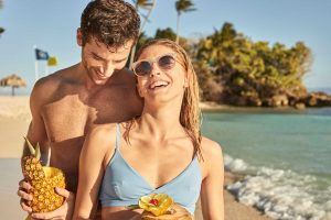 Pareja en playa Cayo Levantado